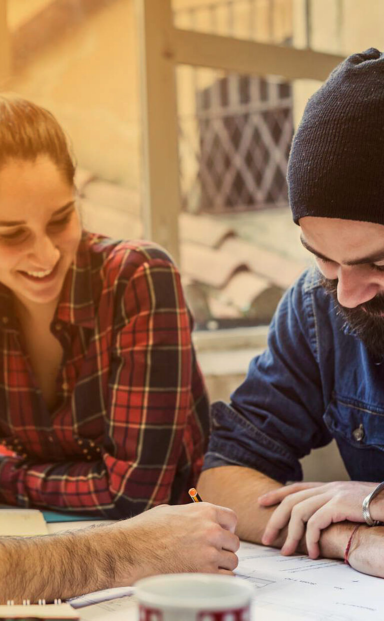 Arbeitsgruppe im Gespräch auf einer Karrieremesse mit gelbem Hintergrund